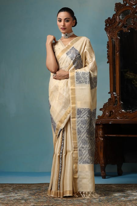 DUSALA Daisy Lotus Motif Handwoven Saree With Running Blouse Piece 