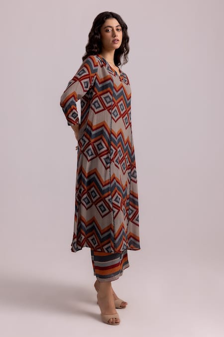 Shop_Label Shreya Sharma_Brown Crepe V-neck Knit Pattern Kurta With Pant _Online_at_Aza_Fashions