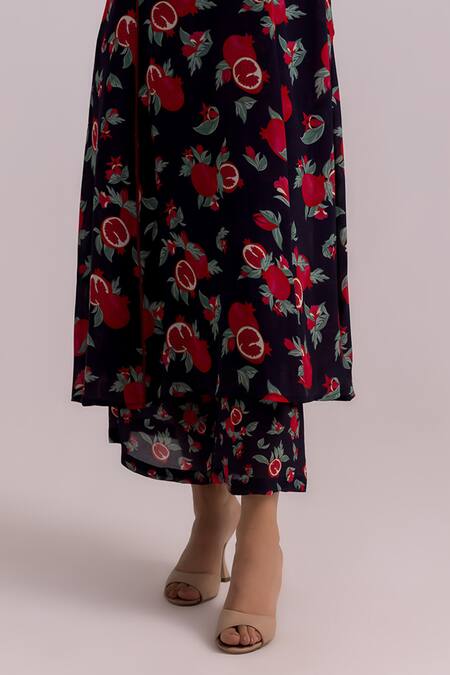 Label Shreya Sharma Black Crepe Embroidery V-neck Anar Pattern Kurta With Pant Online at Aza Fashions Label Shreya Sharma_Black Crepe Embroidery V-neck Anar Pattern Kurta With Pant _Online_at_Aza_Fashions