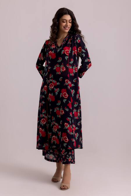 Buy Label Shreya Sharma Black Crepe Embroidery V-neck Anar Pattern Kurta With Pant Online at Aza Fashions Buy_Label Shreya Sharma_Black Crepe Embroidery V-neck Anar Pattern Kurta With Pant _Online_at_Aza_Fashions