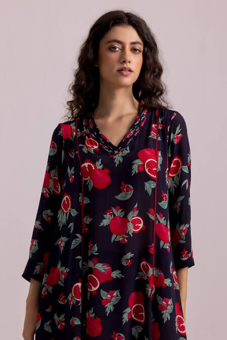 Label Shreya Sharma Black Crepe Embroidery V-neck Anar Pattern Kurta With Pant at Aza Fashions Label Shreya Sharma_Black Crepe Embroidery V-neck Anar Pattern Kurta With Pant _at_Aza_Fashions