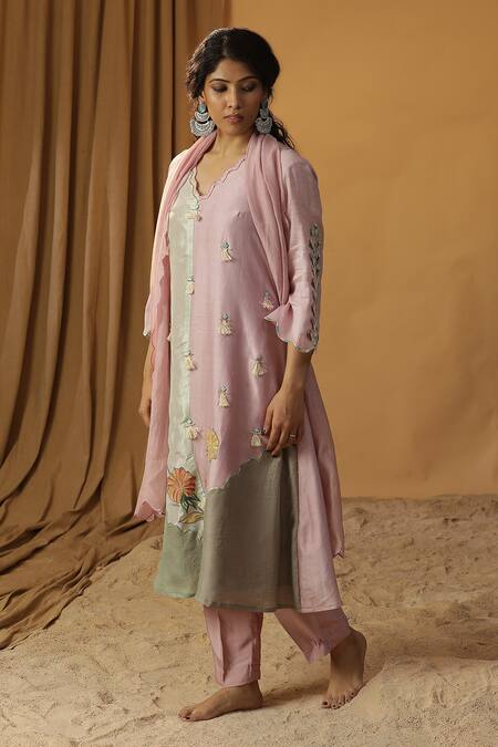 Arpita Sulakshana_Pink Chanderi Tassels V-neck Silk Embroidered Kurta And Pant Set _Online_at_Aza_Fashions