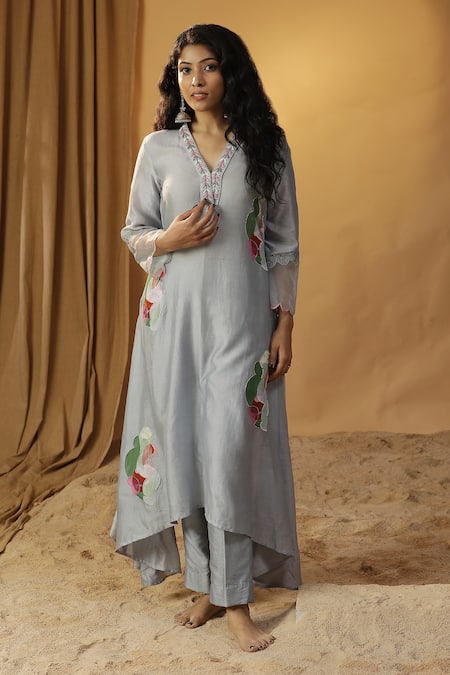 arpita sulakshana Blue Chanderi Hand Paint Abstract V-neck Embroidered A-line Kurta With Pant 