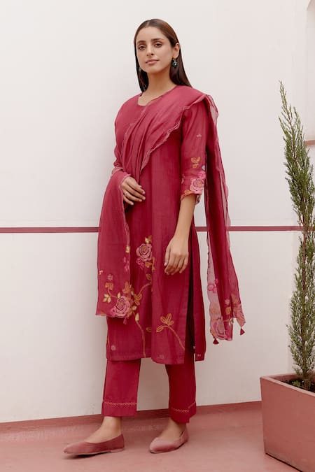 Buy Vaayu Red Cotton, Muslin Embroidery Round Neck Floral Applique Kurta Set Online at Aza Fashions Buy_Vaayu_Red Cotton, Muslin Embroidery Round Neck Floral Applique Kurta Set _Online_at_Aza_Fashions