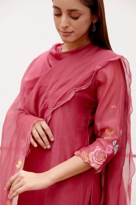Buy Vaayu Red Cotton, Muslin Embroidery Round Neck Floral Applique Kurta Set Buy_Vaayu_Red Cotton, Muslin Embroidery Round Neck Floral Applique Kurta Set