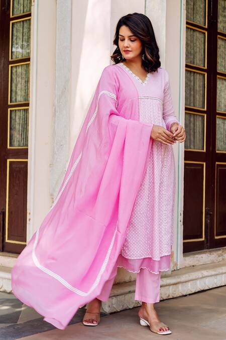 Missprint Pink Kota Doria, Cotton, Organza Lace V-neck Meadow Hand Block Print Kurta Set at Aza Fashions Missprint_Pink Kota Doria, Cotton, Organza Lace V-neck Meadow Hand Block Print Kurta Set _at_Aza_Fashions