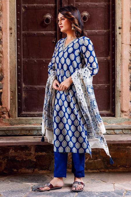 Buy Missprint Blue Silk, Cotton, Chanderi Embroidery V-neck Kurta Pant Set Online at Aza Fashions Buy_Missprint_Blue Silk, Cotton, Chanderi Embroidery V-neck Kurta Pant Set _Online_at_Aza_Fashions
