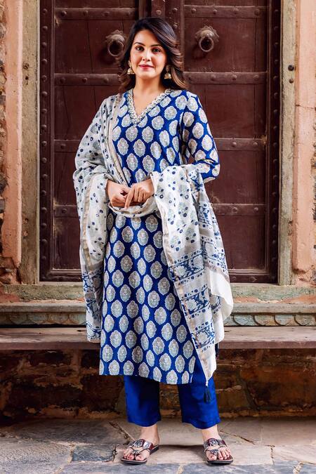 Shop Missprint Blue Silk, Cotton, Chanderi Embroidery V-neck Kurta Pant Set Shop_Missprint_Blue Silk, Cotton, Chanderi Embroidery V-neck Kurta Pant Set