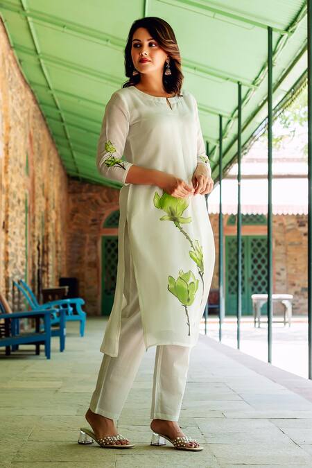 Missprint White Kurta Silk Chanderi Hand Painted Floral Notched Round Blossom Set at Aza Fashions Missprint_White Kurta Silk Chanderi Hand Painted Floral Notched Round Blossom Set _at_Aza_Fashions