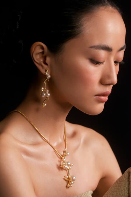 Shop Voyce Jewellery White Kent Abstract Carved Pendant Necklace Online at Aza Fashions Shop_Voyce Jewellery_White Kent Abstract Carved Pendant Necklace _Online_at_Aza_Fashions