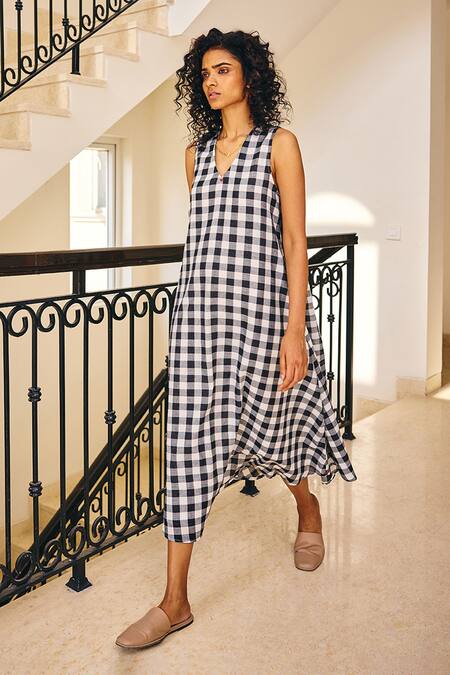 Kharakapas_Black Cotton V-neck Checkered Soul Printed Midi Dress _Online_at_Aza_Fashions