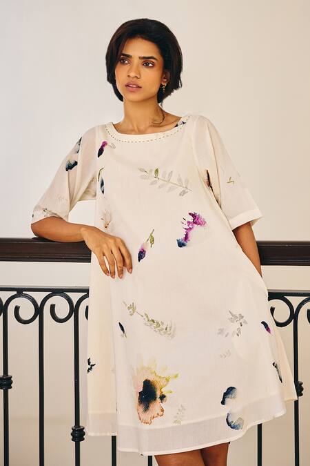 Kharakapas_Off White Cotton Round Neck The Sanguine Floral Print Dress _Online_at_Aza_Fashions