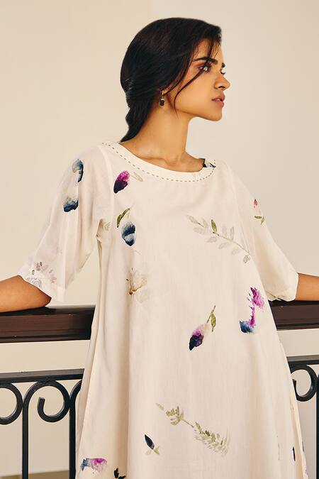 Kharakapas_Off White Cotton Round Neck The Sanguine Floral Print Dress _at_Aza_Fashions