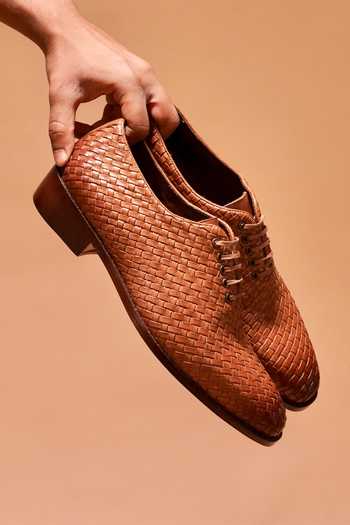 Dmodot_Brown Alto Tesso Weave Pattern Oxfords_at_Aza_Fashions