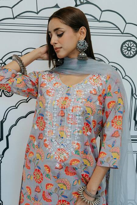 Gulabo Jaipur Grey Cotton Embroidery Round Neck Naar Botanical Print Kurta Set at Aza Fashions Gulabo Jaipur_Grey Cotton Embroidery Round Neck Naar Botanical Print Kurta Set_at_Aza_Fashions