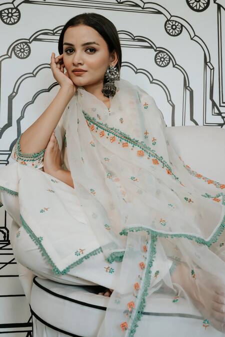 Gulabo Jaipur_Cream Cotton Mirrors, Embroidery Split V-neck Niha Thread Kurta Set _Online_at_Aza_Fashions
