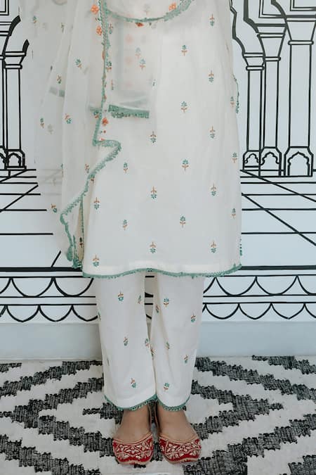 Buy_Gulabo Jaipur_Cream Cotton Mirrors, Embroidery Split V-neck Niha Thread Kurta Set _Online_at_Aza_Fashions