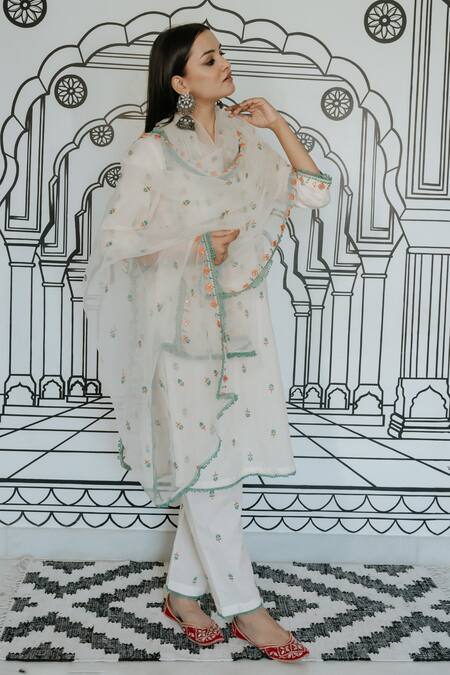 Gulabo Jaipur_Cream Cotton Mirrors, Embroidery Split V-neck Niha Thread Kurta Set _at_Aza_Fashions