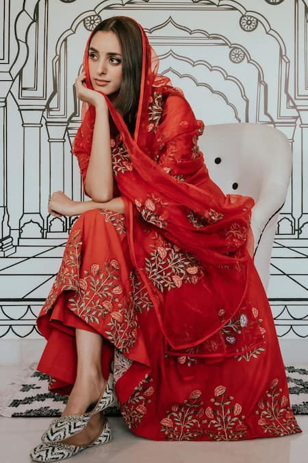Shop Gulabo Jaipur Red Cotton, Chiffon Embroidery V-neck Wafa Mughal Threadwork Anarkali Pant Set Shop_Gulabo Jaipur_Red Cotton, Chiffon Embroidery V-neck Wafa Mughal Threadwork Anarkali Pant Set