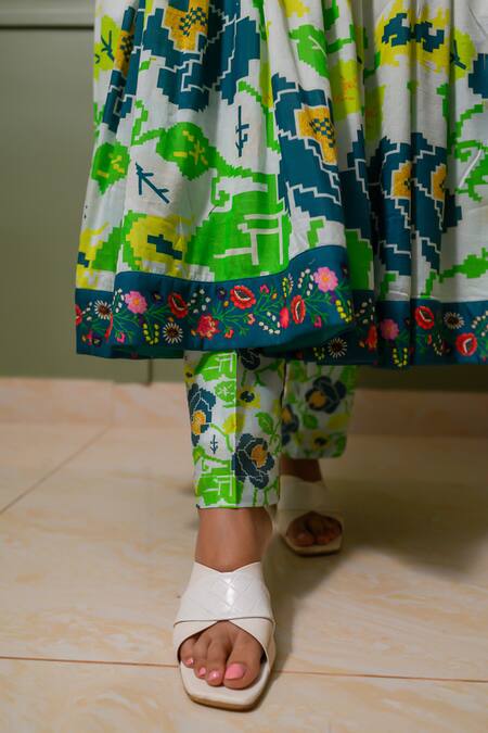 Prachi Kamat Green Organza, Chanderi Embroidery Crew Neck, Mosaic Rosa Print Kurta Pant Set at Aza Fashions Prachi Kamat_Green Organza, Chanderi Embroidery Crew Neck, Mosaic Rosa Print Kurta Pant Set _at_Aza_Fashions