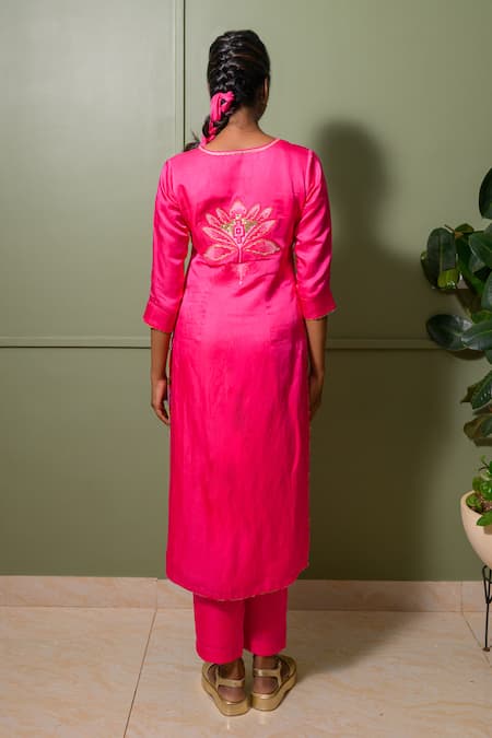 Shop Prachi Kamat Pink Chanderi, Linen, Satin Embroidery V-neck Padma Back Kurta Pant Set at Aza Fashions Shop_Prachi Kamat_Pink Chanderi, Linen, Satin Embroidery V-neck Padma Back Kurta Pant Set _at_Aza_Fashions