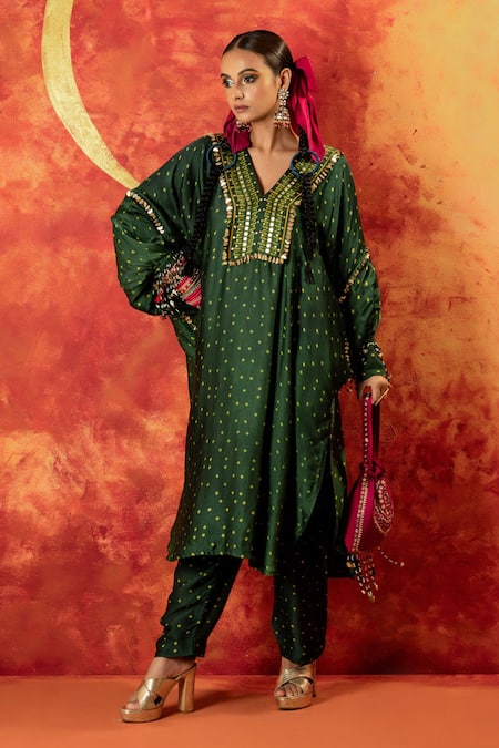 PRAHNAAYA Hira Ajrakh Hand Embroidered Kurta With Pant 