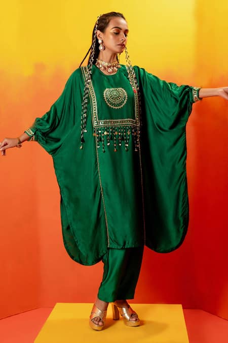 Buy_Prahnaaya_Green Velvet, Viscose Embroidered Batwing Sleeve Kurta With Straight Pant _Online_at_Aza_Fashions