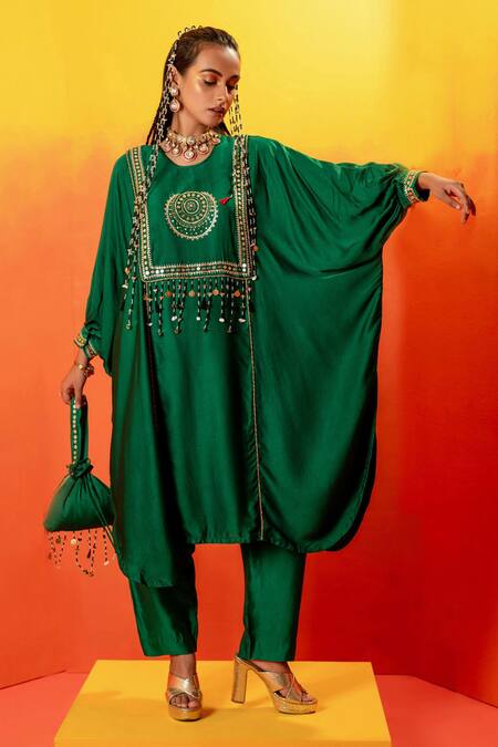 Prahnaaya_Green Velvet, Viscose Embroidered Batwing Sleeve Kurta With Straight Pant _at_Aza_Fashions