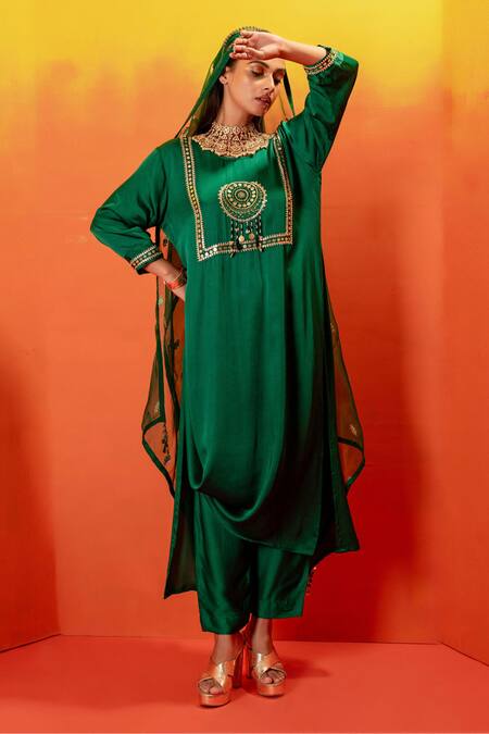 Buy Prahnaaya Green Velvet, Silk Organza Sequins, Luna Embroidered Straight Kurta And Pant Set Online at Aza Fashions Buy_Prahnaaya_Green Velvet, Silk Organza Sequins, Luna Embroidered Straight Kurta And Pant Set _Online_at_Aza_Fashions
