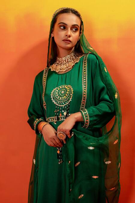 Prahnaaya Green Velvet, Silk Organza Sequins, Luna Embroidered Straight Kurta And Pant Set at Aza Fashions Prahnaaya_Green Velvet, Silk Organza Sequins, Luna Embroidered Straight Kurta And Pant Set _at_Aza_Fashions