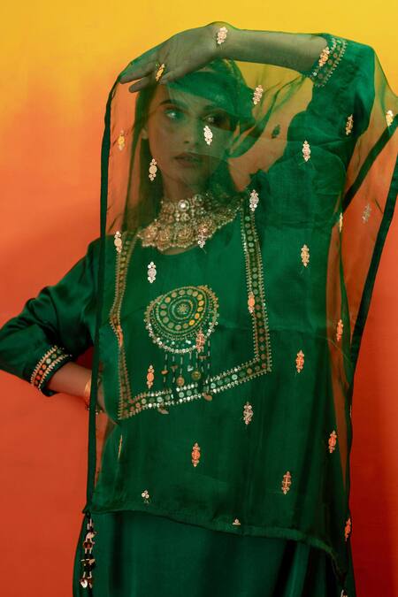 Buy Prahnaaya Green Velvet, Silk Organza Sequins, Luna Embroidered Straight Kurta And Pant Set Buy_Prahnaaya_Green Velvet, Silk Organza Sequins, Luna Embroidered Straight Kurta And Pant Set