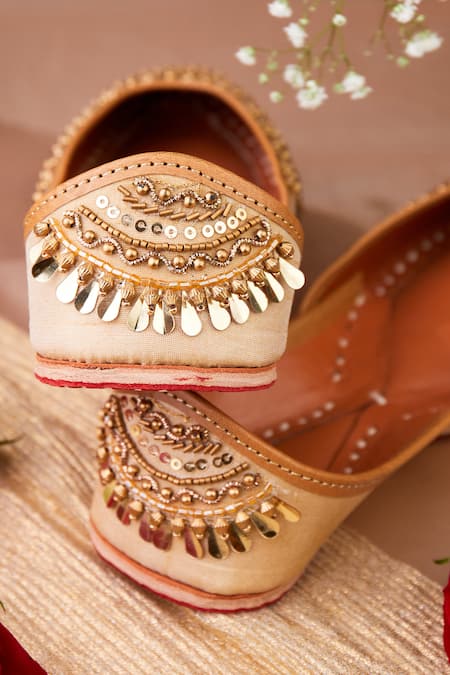 Buy_House Of Vian_Gold Pariza Zardozi Embellished Juttis _Online_at_Aza_Fashions