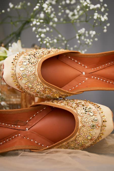 Buy_House Of Vian_Gold Roshani Sequin Embroidered Juttis _Online_at_Aza_Fashions