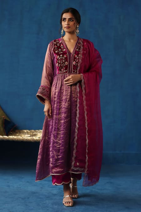 Begum Jaljeera Floral Embroidered Kurta Set 