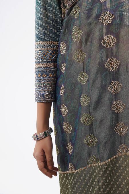 Tarun Tahiliani Blue Georgette, Silk Embroidery V-neck Floral Saree With Blouse at Aza Fashions Tarun Tahiliani_Blue Georgette, Silk Embroidery V-neck Floral Saree With Blouse_at_Aza_Fashions