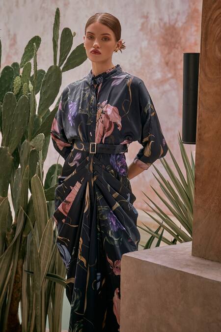 Buy_House Of Fett_Black Silk Satin Buckles Mandarin Collar Waldorf Printed Pleated Gown With Belt 