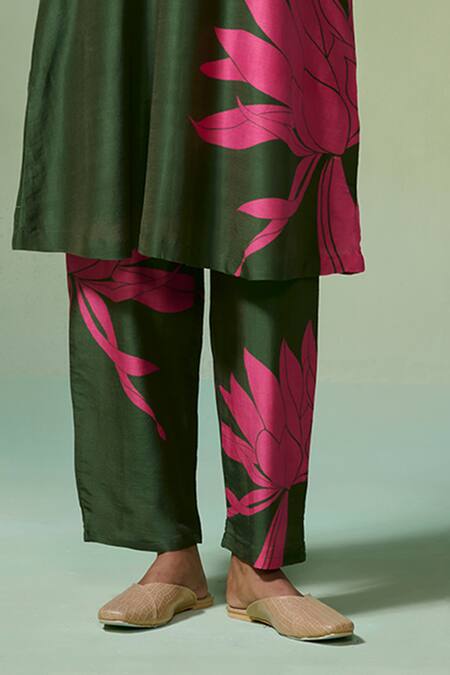 Dressfolk_Green Chanderi Embroidery V-neck Floral Print Kurta Set_Online_at_Aza_Fashions