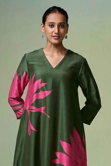 Buy_Dressfolk_Green Chanderi Embroidery V-neck Floral Print Kurta Set_Online_at_Aza_Fashions