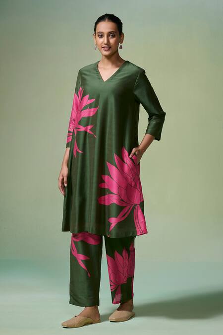 Shop_Dressfolk_Green Chanderi Embroidery V-neck Floral Print Kurta Set_Online_at_Aza_Fashions