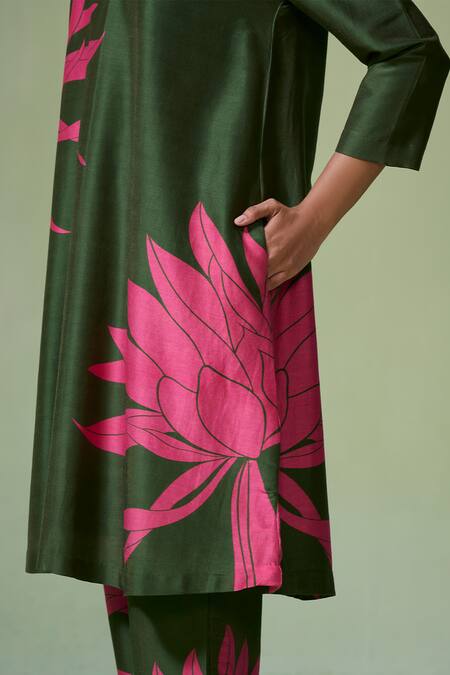 Dressfolk_Green Chanderi Embroidery V-neck Floral Print Kurta Set_at_Aza_Fashions