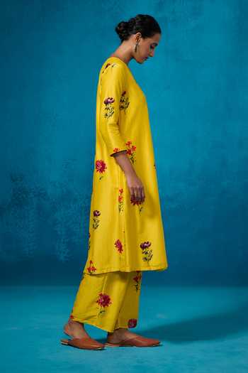 Dressfolk_Yellow Chanderi Embroidery V-neck Floral Print Kurta Set_at_Aza_Fashions