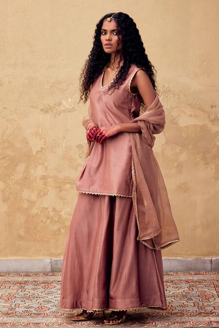 Kharakapas Pink Kota Doria, Cotton Patti, Embroidery Kishmish Doriya Dupatta Online at Aza Fashions Kharakapas_Pink Kota Doria, Cotton Patti, Embroidery Kishmish Doriya Dupatta _Online_at_Aza_Fashions