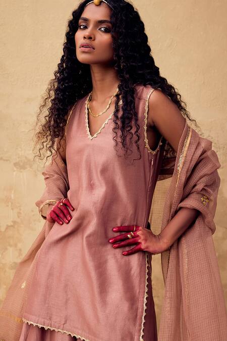 Buy Kharakapas Pink Kota Doria, Cotton Patti, Embroidery Kishmish Doriya Dupatta Online at Aza Fashions Buy_Kharakapas_Pink Kota Doria, Cotton Patti, Embroidery Kishmish Doriya Dupatta _Online_at_Aza_Fashions