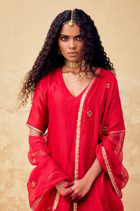 Kharakapas Red Kota Doria, Cotton Patti, Lace Ishq Doriya Embroidered Dupatta Online at Aza Fashions Kharakapas_Red Kota Doria, Cotton Patti, Lace Ishq Doriya Embroidered Dupatta _Online_at_Aza_Fashions