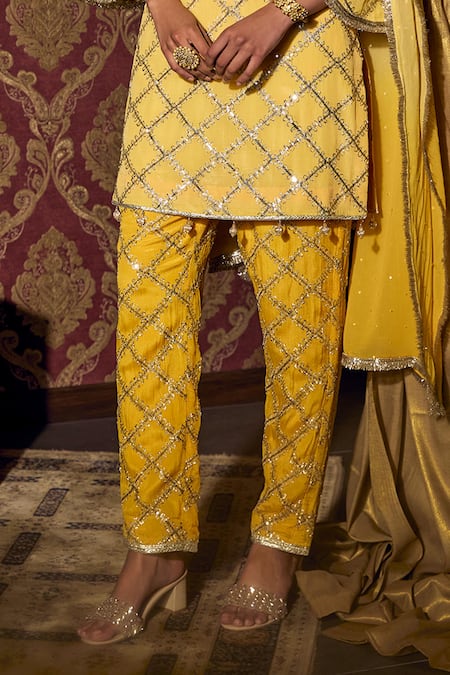 Mustard Moon By Neyha And Vrinda_Yellow Georgette Embroidery V-neck Checkered Kurta Pant Set _Online_at_Aza_Fashions
