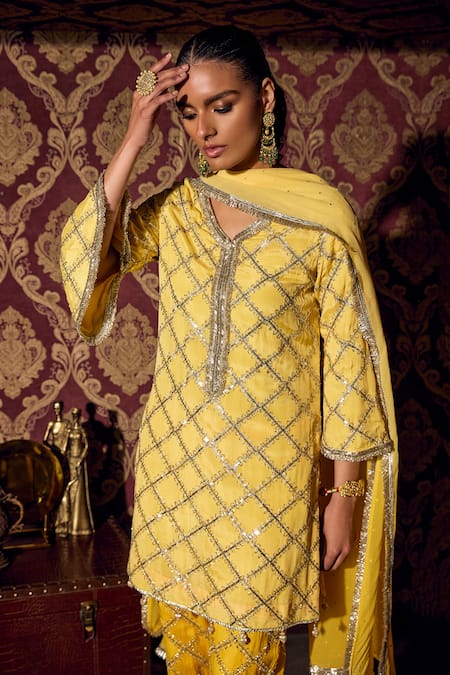Mustard Moon By Neyha And Vrinda_Yellow Georgette Embroidery V-neck Checkered Kurta Pant Set _at_Aza_Fashions