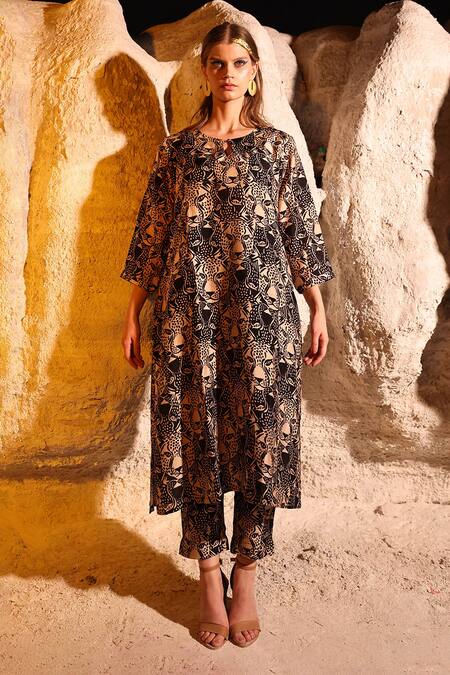 Meher By Islie Black Silk Keyhole Neck Contra Bobcat Print Kurta And Pant Set Online at Aza Fashions Meher By Islie_Black Silk Keyhole Neck Contra Bobcat Print Kurta And Pant Set _Online_at_Aza_Fashions