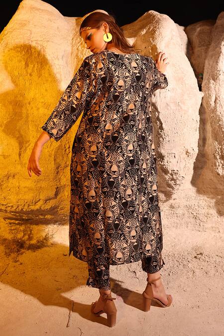 Shop Meher By Islie Black Silk Keyhole Neck Contra Bobcat Print Kurta And Pant Set at Aza Fashions Shop_Meher By Islie_Black Silk Keyhole Neck Contra Bobcat Print Kurta And Pant Set _at_Aza_Fashions