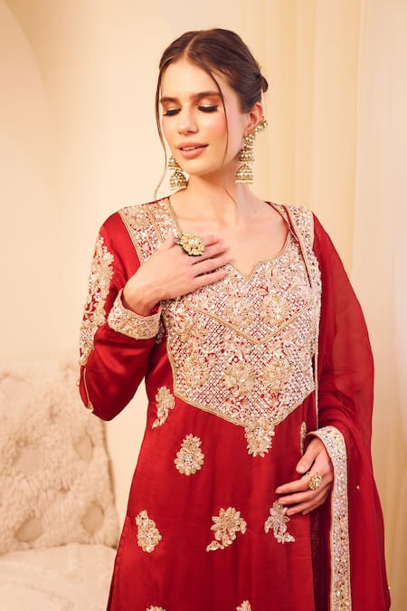 Shop Swish By Dolcy And Simran Maroon Satin, Silk, Organza Sequins, Gehraaiyaan Mughal Bloom Kurta Pant Set Online at Aza Fashions Shop_Swish By Dolcy And Simran_Maroon Satin, Silk, Organza Sequins, Gehraaiyaan Mughal Bloom Kurta Pant Set _Online_at_Aza_Fashions