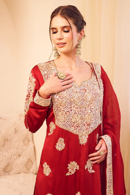 Buy Swish By Dolcy And Simran Maroon Satin, Silk, Organza Sequins, Gehraaiyaan Mughal Bloom Kurta Pant Set Buy_Swish By Dolcy And Simran_Maroon Satin, Silk, Organza Sequins, Gehraaiyaan Mughal Bloom Kurta Pant Set